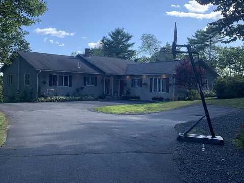 28 Oakledge Road, Raymond, ME 04071