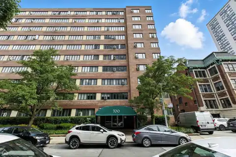700 W Bittersweet Place, Chicago, IL 60613