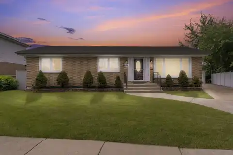 8213 W Lyons Street, Niles, IL 60714
