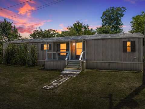 517 Poplar Street, Lott, TX 76656