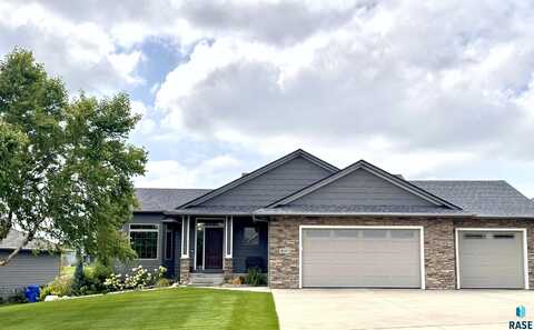 8005 S Sunny Oak Cir, Sioux Falls, SD 57108
