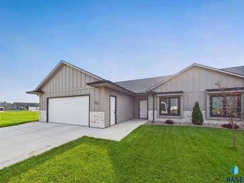 908 Sundance St, Valley Springs, SD 57068