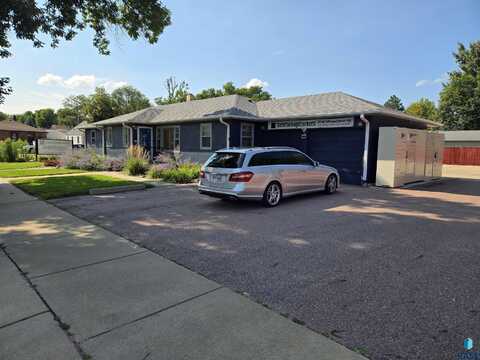 2010 W 33rd Street St, Sioux Falls, SD 57105