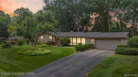 6974 Woodside Trail, West Bloomfield, MI 48322