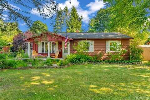 334 Fairfield Avenue, Holly, MI 48442