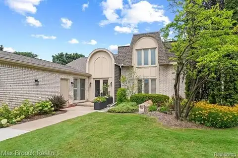 5137 Woodlands Drive, Bloomfield Hills, MI 48302