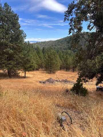 4586 W Griffin Creek Road, Medford, OR 97501