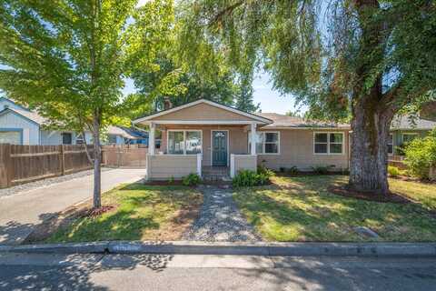 931 SE M Street, Grants Pass, OR 97526