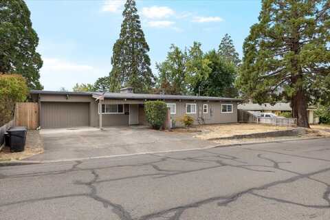204 Kings Way, Central Point, OR 97502