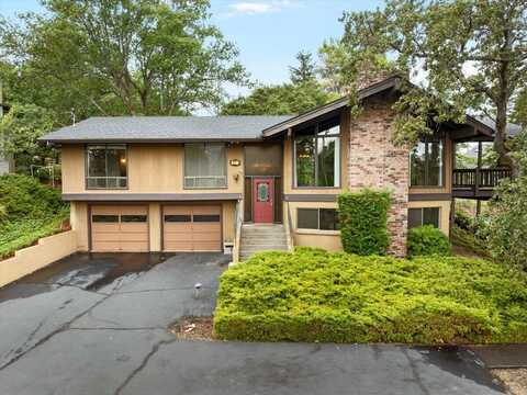 908 Black Oak Drive, Medford, OR 97504