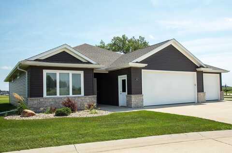 132 Fairway Dr, Waverly, IA 50677