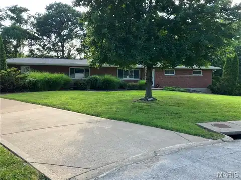 9836 Sundown Square, Creve Coeur, MO 63141
