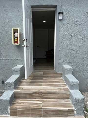 922 NW 2nd St, Miami, FL 33128