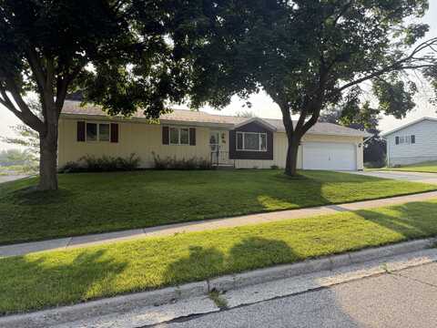 78 Summit St, Hartford, WI 53027