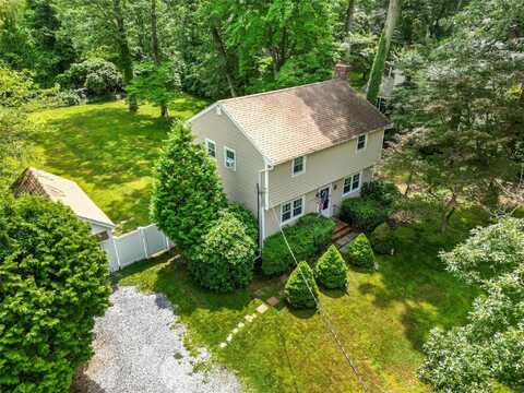 12 Greentree Court, Northport, NY 11768