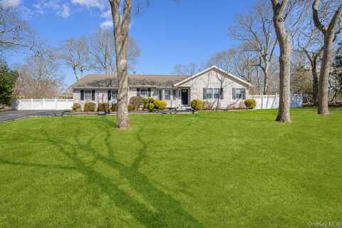 14 Sandalwood Court, Hampton Bays, NY 11946
