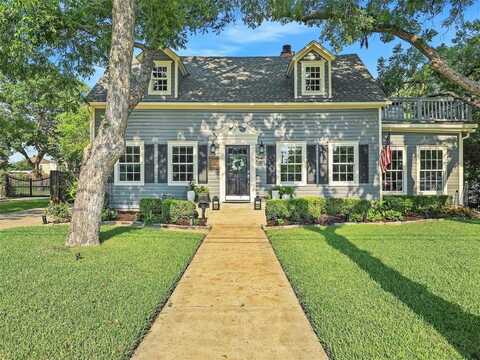 527 S Dooley Street, Grapevine, TX 76051