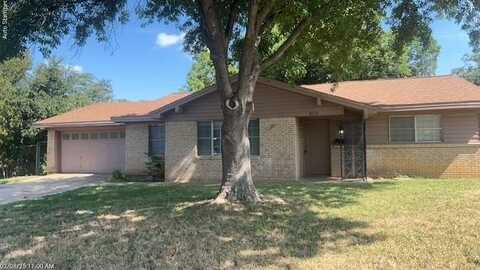 212 Hallbrook Drive, Fort Worth, TX 76134