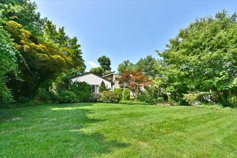 24 Aldgate W Dr, Manhasset, NY 11030