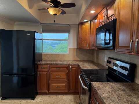 109 Royal Park Dr, Oakland Park, FL 33309