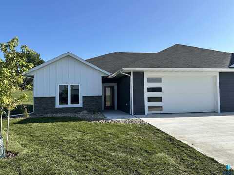 717 Tallgrass Cir, Luverne, MN 56156