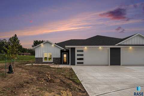 717 Tallgrass Cir, Luverne, MN 56156