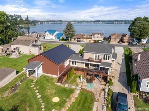 424 E Shore Drive, Whitmore Lake, MI 48189