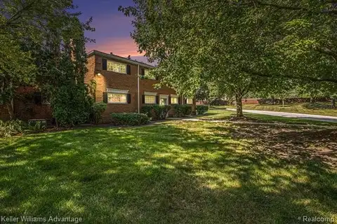 670 E Fox Hills Drive, Bloomfield, MI 48304