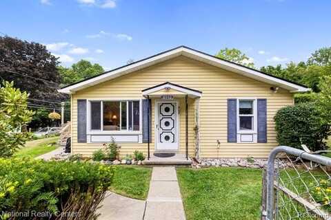 8990 Woodlawn Avenue, Clarkston, MI 48348
