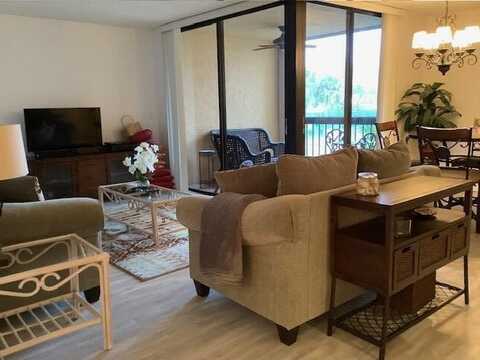 450 Egret Circle, Delray Beach, FL 33444