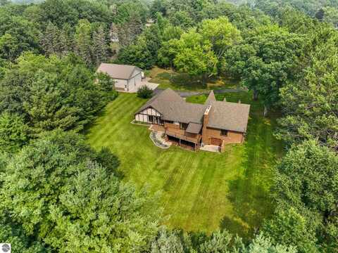 6610 S Crosby Road, Cadillac, MI 49601