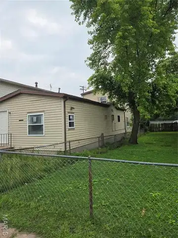 305 Meredocia Street, Madison, IL 62060