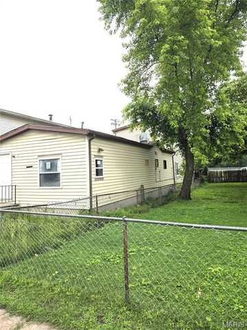 305 Meredocia Street, Madison, IL 62060