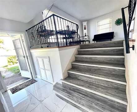141 Mcarthur Pkwy, Pembroke Pines, FL 33024