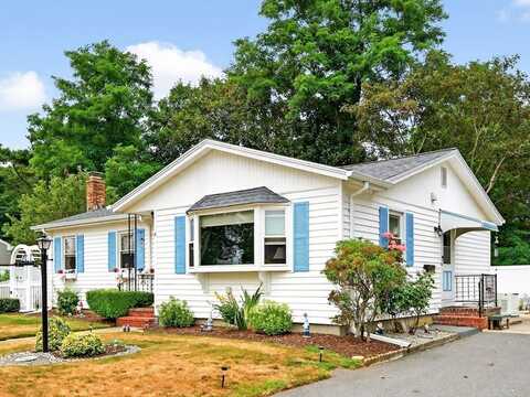 4 Lincoln Dr, Fairhaven, MA 02719