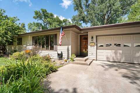908 ValleyView Dr, Vermillion, SD 57069