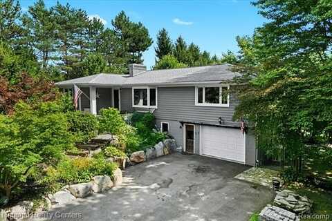 1785 Middle Road, Highland, MI 48357
