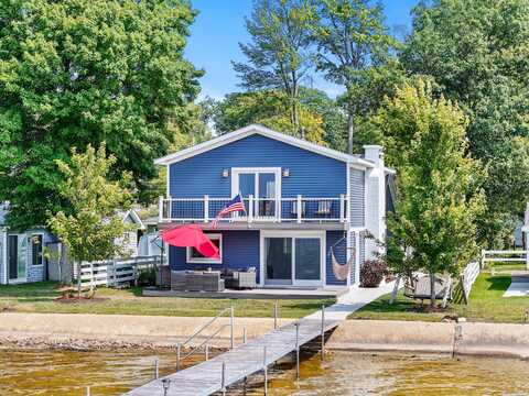 229 Beechwood Avenue, Houghton Lake, MI 48629