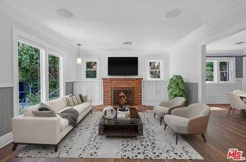 7024 De Longpre Ave, Los Angeles, CA 90028