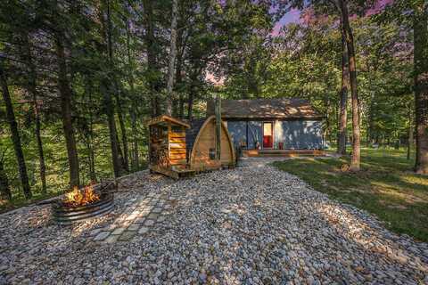9254 E New River Drive, Howard City, MI 49329