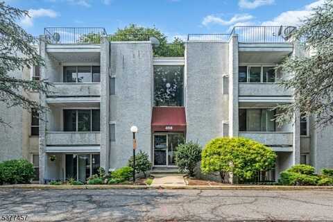 458 River Rd, Nutley, NJ 07110
