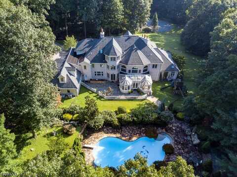5 Queens Ct, Mendham, NJ 07960