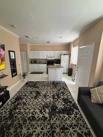 561 SW 2nd St, Miami, FL 33130