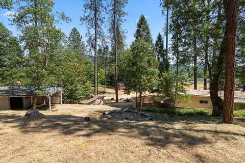 8359 E Evans Creek Road, Rogue River, OR 97537