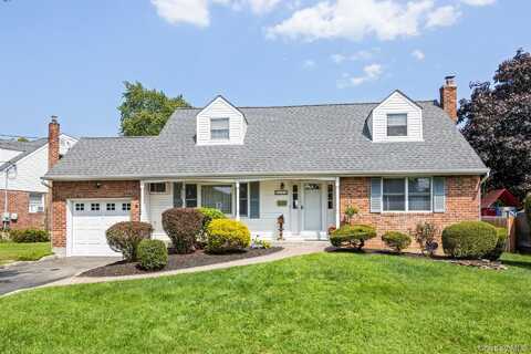 17 Grover Lane, East Northport, NY 11731