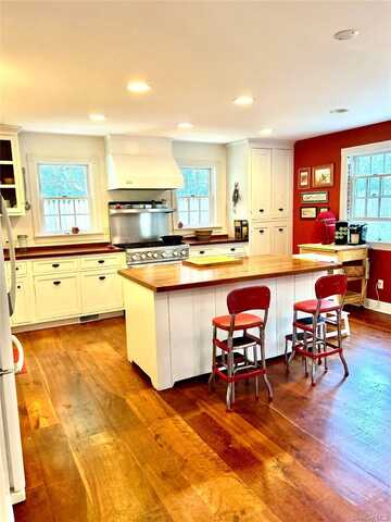 11 W Meadow Lane, Stony Brook, NY 11790