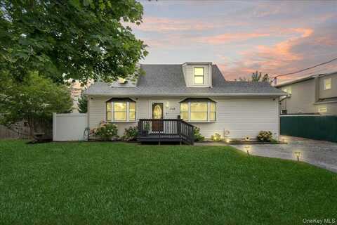 215 Hawkins Boulevard, Copiague, NY 11726