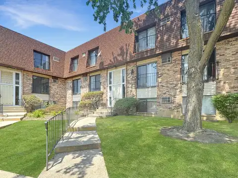 162 S Waters Edge Drive, Glendale Heights, IL 60139