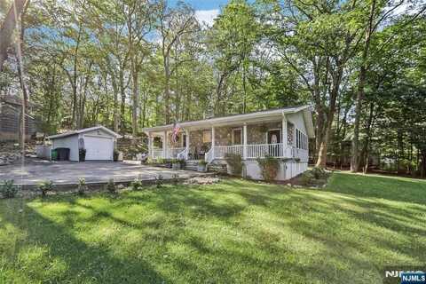 90 Highland Street, Park Ridge, NJ 07656