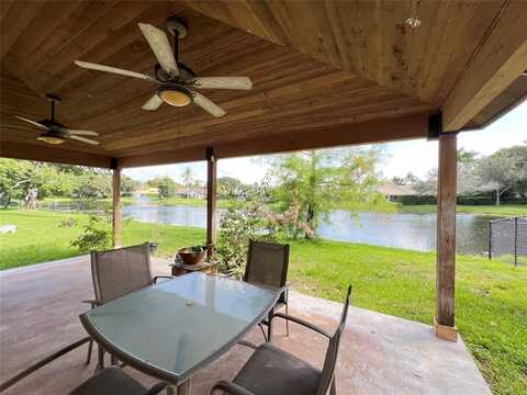 8920 Woodside Ct, Davie, FL 33328
